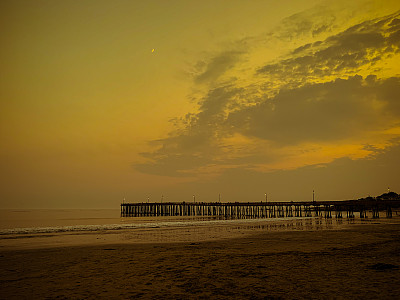 日落时分，加利福尼亚Cayucos海滩上的木制码头