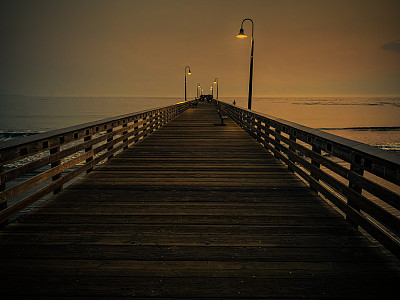 日落时分，加利福尼亚Cayucos海滩上的木制码头