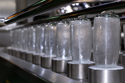在生产过程中，使用全自动玻璃瓶清洗机对药品、食品、饮料等清洗过程中的玻璃瓶进行清洗。创新技术和产业理念