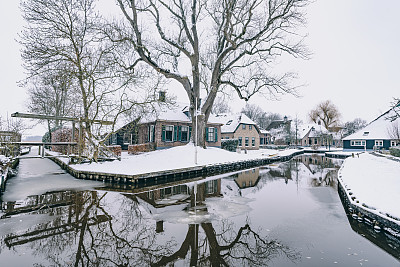 在一个寒冷但美丽而平静的冬天，Giethoorn村附近的Dwarsgracht有积雪的运河