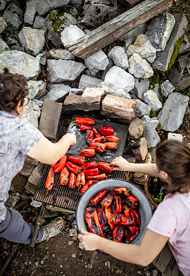 两个女人在为阿吉瓦烤红辣椒