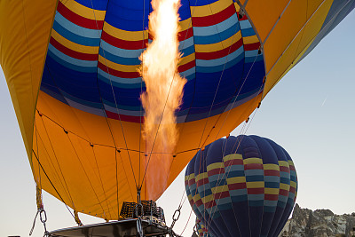 彩色的热气球准备在卡帕多西亚飞行