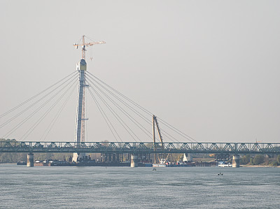 匈牙利科马鲁姆- 2019年10月25日:位于匈牙利科马鲁姆和斯洛伐克科马诺之间的Monostor大桥正在建设中
