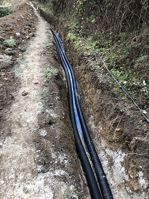 用于铺设电缆的空管道位于沟渠中