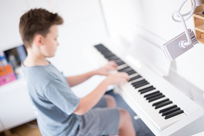 散心男孩弹钢琴，在线上音乐课