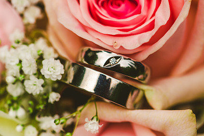 红花上戴着结婚戒指