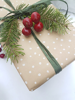 白色背景的圣诞礼物盒。圣诞节和元旦。