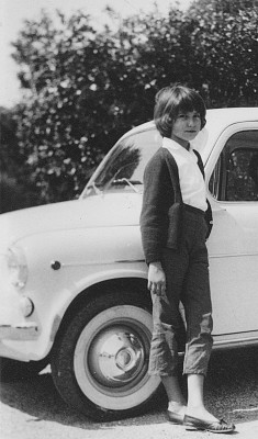 1960年站在车外的女孩。