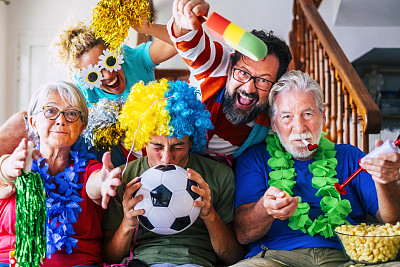 庆祝和欢呼-白人家庭和朋友一起享受体育支持活动的乐趣和去团队胜利