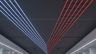 垂直复古拱廊抽象背景。抽象背景在一个红色和蓝色的垂直条纹方案的光。设计理念。