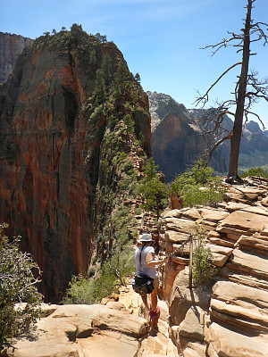 女子徒步攀登锡安国家公园沙漠天使着陆步道链犹他州峡谷