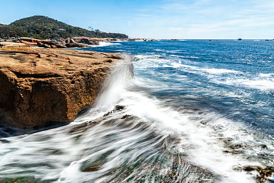 澳大利亚塔斯马尼亚岛的比彻诺布罗弗尔海滩，风景海浪撞击岩石