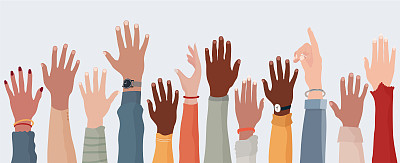 匿名的手臂和举起的手，多民族多元文化的人。人群的多样性。参与或选举概念。不同种族的男人和女人。沟通。种族平等