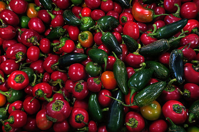 一堆在农贸市场上出售的各种辣椒