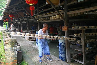 在中国江西景德镇的古陶瓷窑里，工人们正在制作瓷碗