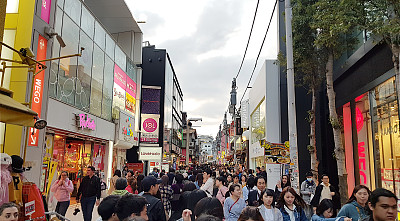在日本东京涩谷散步的人们