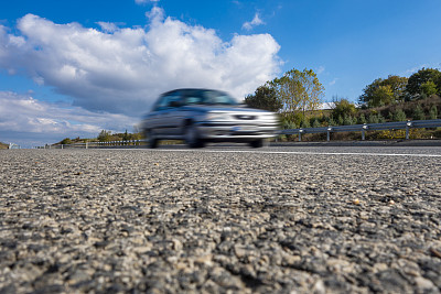 在高速公路上开车