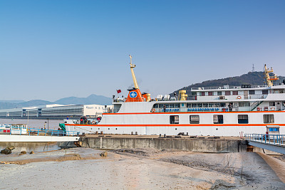 舟山群岛普陀山游船。舟山群岛是中国著名的观音菩萨所在地，位于宁波港