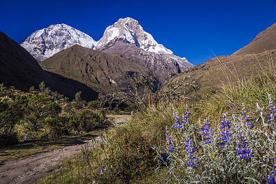 徒步进入卡迪勒拉布兰卡山谷和华斯卡兰山脉-安第斯附近的瓦拉兹，秘鲁