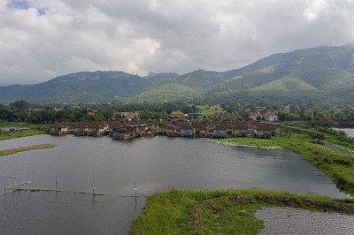 缅甸因莱湖上当地村庄的鸟瞰图