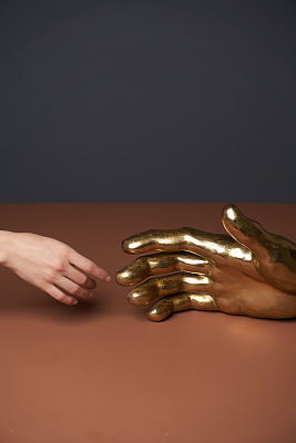 人类和机器人握手手势，特写