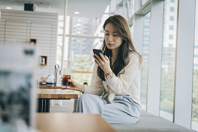 在咖啡馆工作的亚洲女人