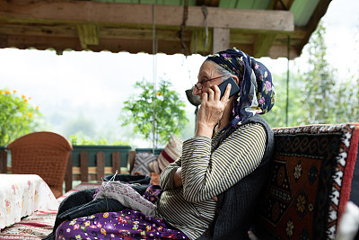 一位土耳其妇女在用手机聊天