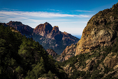 从附近的山村Evisa俯瞰Capo d’ortu, e tre Signore, Punta di a Pianetta和Capu d’ota的山峰，向波尔图湾，科西嘉，法国。