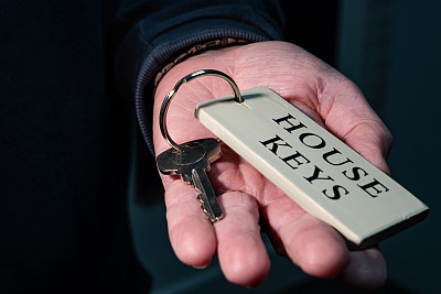 拿或给房子钥匙的手 拿或给房子钥匙的手