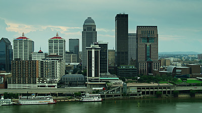 路易斯维尔市中心的天际线和河边-空中天线 路易斯维尔市中心的天际线和河边-空中天线