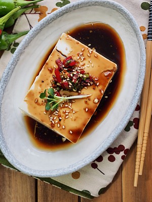 亚洲食物软豆腐和酱油