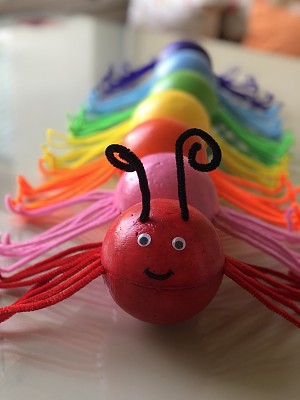 彩虹颜色的毛毛虫