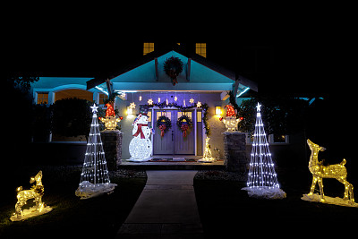 圣诞夜灯装饰房子在柳树谷社区的圣何塞加利福尼亚