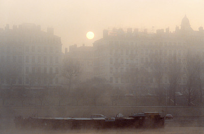 一个冬天的早晨，一艘雾气弥漫的驳船停在罗纳河的码头上