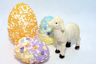 复活节快乐每一个人。五颜六色的复活节彩蛋和羔羊