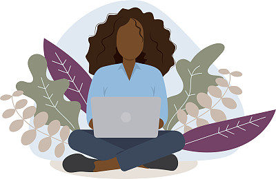 带着笔记本电脑的黑人女性坐在大自然中。概念工作，自由职业，学习，在家工作。
