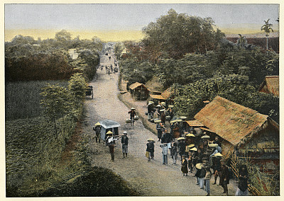 这是一张十九世纪维多利亚时期越南安南街道的彩色照片