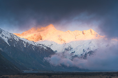 近距离拍摄新西兰旅游景点的风景山在奥拉基库克山背景在新西兰南岛