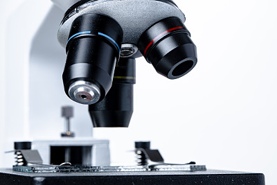 科学显微镜镜头拉近。实验室设备