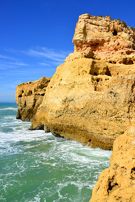 葡萄牙，阿尔加维，Lagoa, Carvoeiro, Algar Seco的黄金悬崖