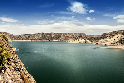 格兰德湖，由该死的阿图尔河形成。阿根廷门多萨的圣拉斐尔。