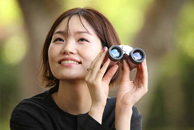 女性使用双筒望远镜