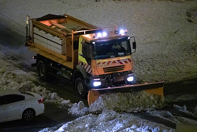一辆扫雪机试图清除被菲洛梅娜风暴覆盖的道路上的积雪