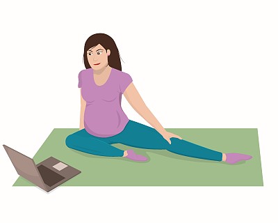 一个年轻的黑发孕妇在网上做瑜伽和体操，在笔记本电脑上观看课程。健康的生活方式和在线学习的理念
