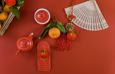 喜庆春节用礼盒茶具，包红包红包，以桔红为背景