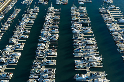 鸟瞰图的船只和游艇停泊在美国加利福尼亚海岸的码头
