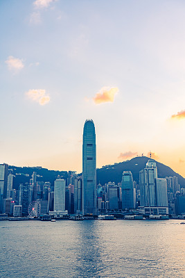 香港霓虹日落，标志性的海港摩天大楼照亮了中国的全景