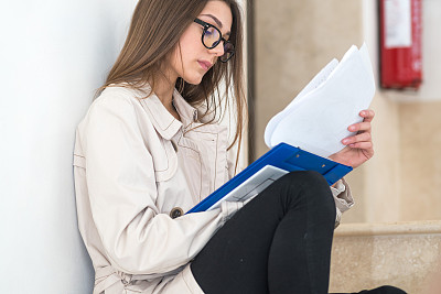 女学生或职业妇女戴眼镜和工作笔记