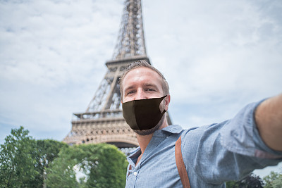 一名巴黎男子戴着面具与埃菲尔铁塔自拍