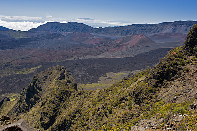 Haleakalā;东毛伊火山，一个盾状火山，形成了超过75%的夏威夷毛伊岛。哈雷阿卡拉国家公园;夏威夷群岛;毛伊岛。显示了被侵蚀的山谷和火山渣锥。